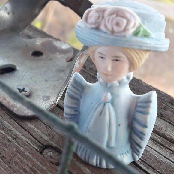 Mini Lady Thimble Collectible Dollhouse Porcelain Vintage Tiny American Fashion - Picture 2 of 7